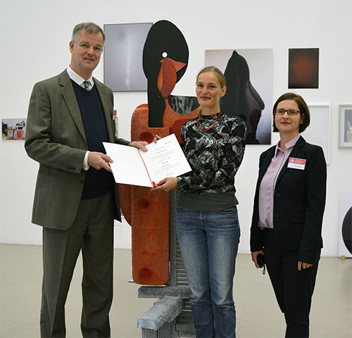 Obermann (SV SparkassenVersicherung), Charlotte Mumm und Vera Tietze (SV SparkassenVersicherung) bei der Preisübergabe