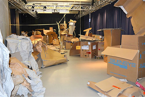 Zeicheninstitut Projekt „1 Tonne Papier“ und Karton im „Kinoraum“ Kunstmesse Kassel 2018 Zeicheninstitut Projekt „1 Tonne Papier“ und Karton im „Kinoraum“ Kunstmesse Kassel 2018